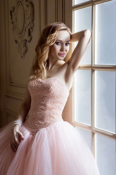 Mulher Sensual Vestido Rosa Luxuoso Inclinando Porta Vidro Quarto Vintage — Fotografia de Stock