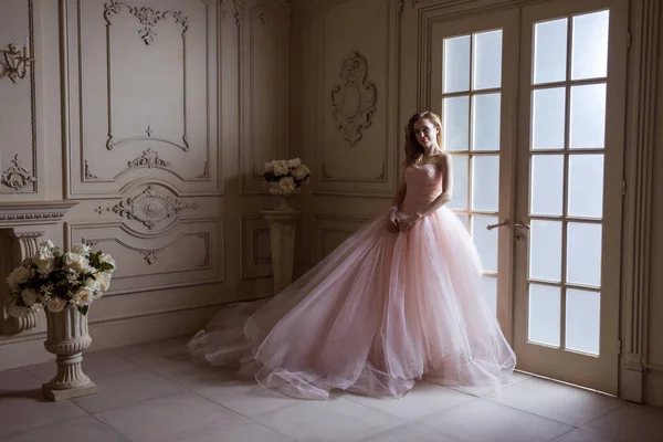 Bela Mulher Coroa Vestido Rosa Luxuoso Posando Interior Quarto Vintage — Fotografia de Stock