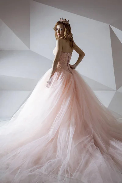 Bela Mulher Coroa Vestido Rosa Luxuoso Posando Fundo Poligonal Cinza — Fotografia de Stock