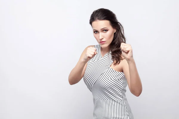 Retrato Uma Jovem Morena Bonita Séria Com Maquiagem Vestido Listrado — Fotografia de Stock