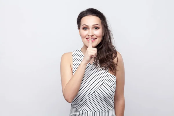 Retrato Divertida Mujer Morena Hermosa Feliz Con Maquillaje Vestido Rayas —  Fotos de Stock