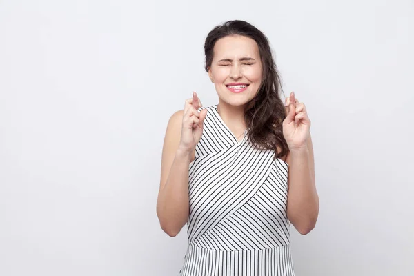 Retrato Mujer Morena Hermosa Esperanzadora Con Maquillaje Vestido Rayas Pie — Foto de Stock