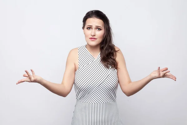 Retrato Hermosa Mujer Morena Confundida Con Maquillaje Vestido Rayas Pie —  Fotos de Stock