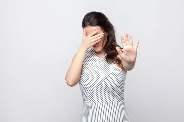 Young Brunette Woman Striped Dress Standing Covering Her Face Showing — Stock Photo, Image