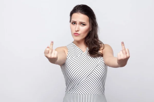 Portrait Jeune Femme Brune Colère Avec Maquillage Robe Rayée Debout — Photo