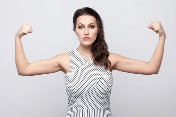 Portret Van Trots Ernstige Mooie Jonge Brunette Vrouw Met Make — Stockfoto