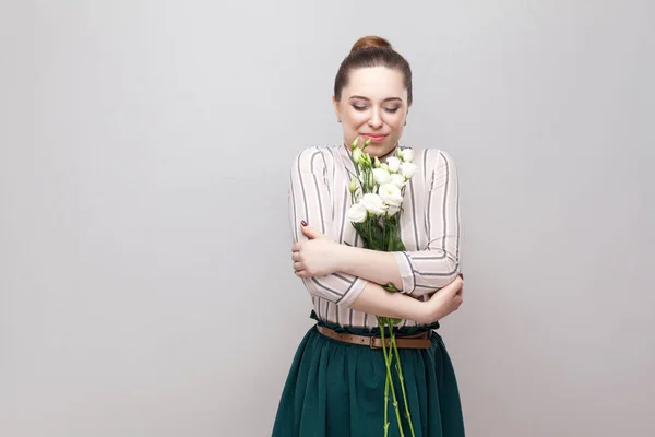 Retrato Atractiva Mujer Joven Placer Romántico Camisa Rayas Falda Verde —  Fotos de Stock