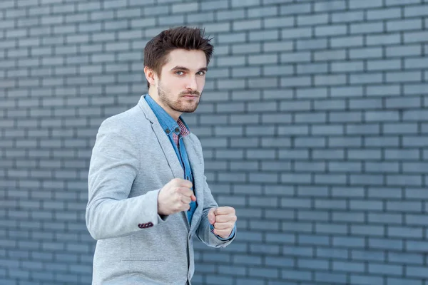 Retrato Homem Barbudo Bonito Grave Estilo Casual Gesto Boxe Olhando — Fotografia de Stock