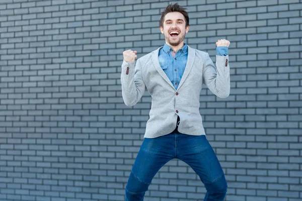 Retrato Hombre Barbudo Guapo Feliz Emocionado Estilo Casual Saltando Mirando — Foto de Stock