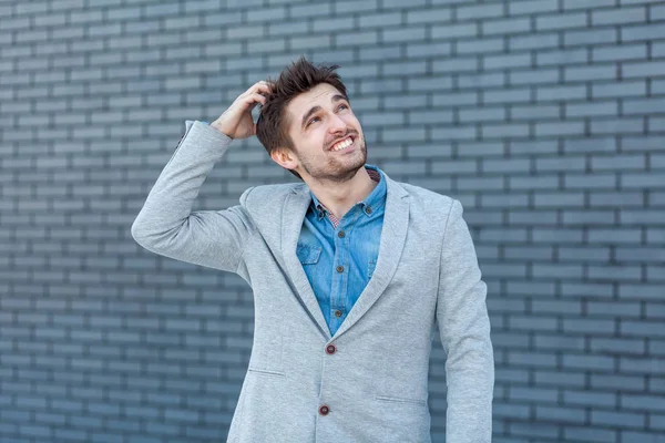 Portret Van Spottende Doordachte Knappe Bebaarde Man Casual Stijl Zijn — Stockfoto