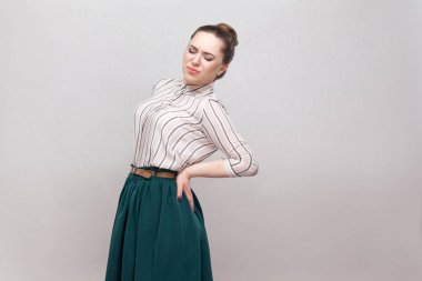 Çizgili gömlekli ve yeşil etek ile kadın portresi ayakta ve acı ayak bağı yasağı saç modeli toplanan