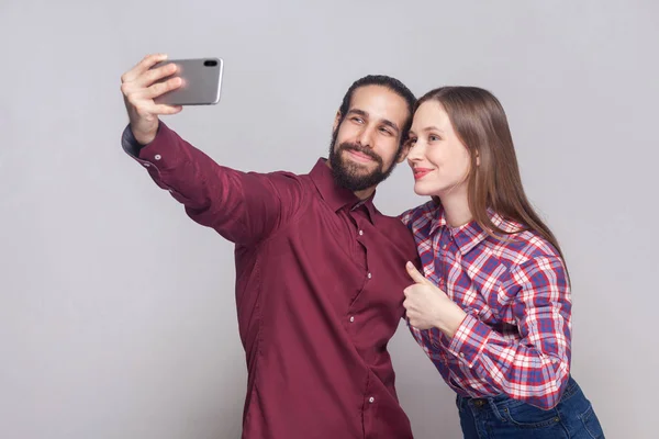 Portrét Šťastný Spokojený Pár Dívá Usmívá Smartphone Fotoaparát Udělat Selfie — Stock fotografie