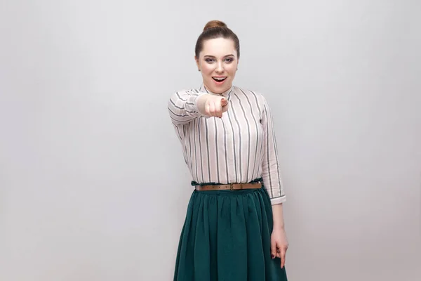 Retrato Hermosa Mujer Joven Sorprendida Camisa Rayas Falda Verde Con —  Fotos de Stock