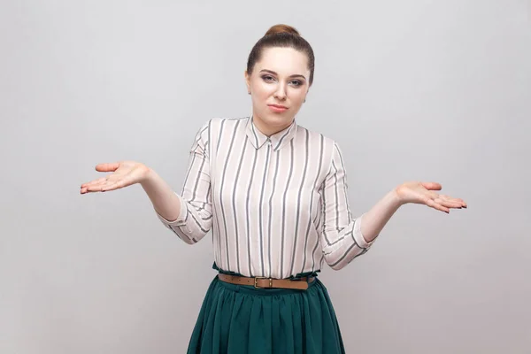 Mooie Jonge Vrouw Gestreepte Shirt Groene Rok Verward Met Verzamelde — Stockfoto