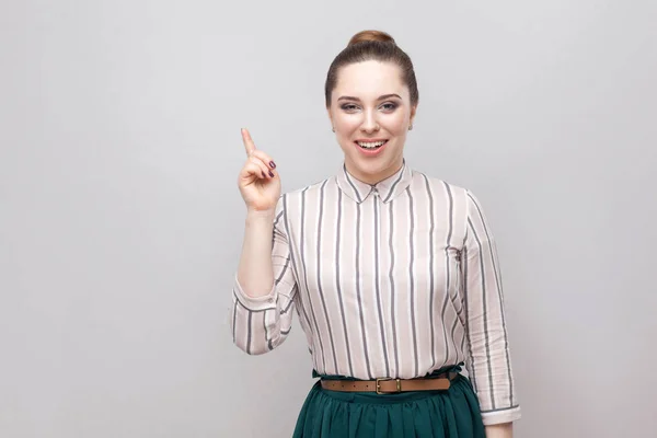 Feliz Hermosa Mujer Joven Con Camisa Rayas Falda Verde Con —  Fotos de Stock