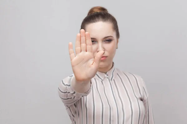 Retrato Una Mujer Joven Seria Camisa Rayas Con Peinado Prohibición —  Fotos de Stock