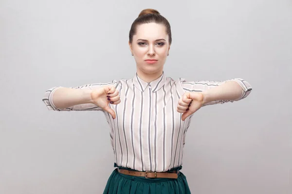 Mutsuz Güzel Genç Kadın Gömlek Yeşil Etek Başparmak Ile Ayakta — Stok fotoğraf