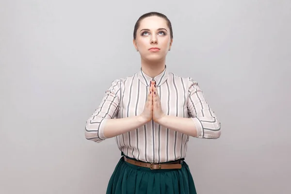 Retrato Esperançosa Bela Mulher Camisa Listrada Saia Verde Com Penteado — Fotografia de Stock