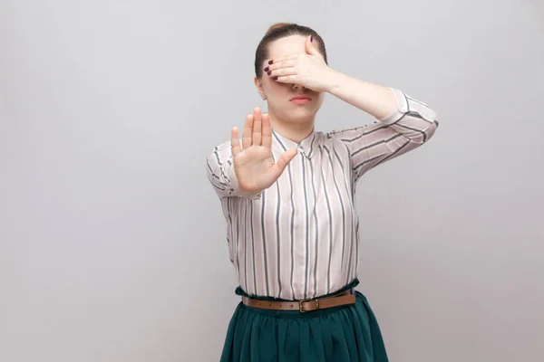 Retrato Una Hermosa Joven Con Camisa Rayas Falda Verde Pie — Foto de Stock