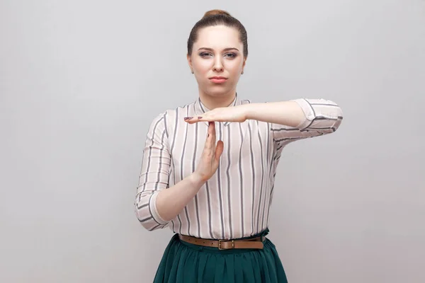 ストライプのシャツとタイムアウト ジェスチャー収集禁止髪型立って緑のスカートで美しい若い女性 — ストック写真