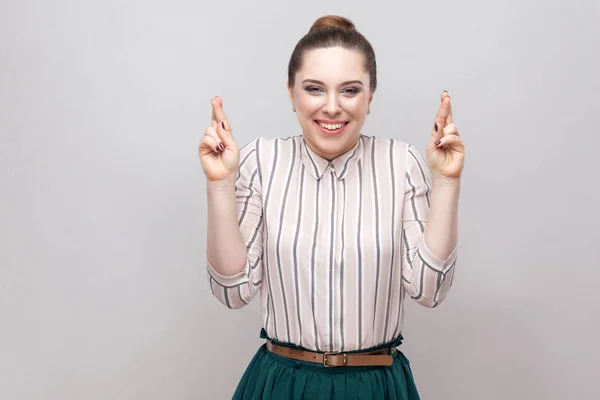 Esperançosa Bela Jovem Mulher Camisa Listrada Saia Verde Com Penteado — Fotografia de Stock