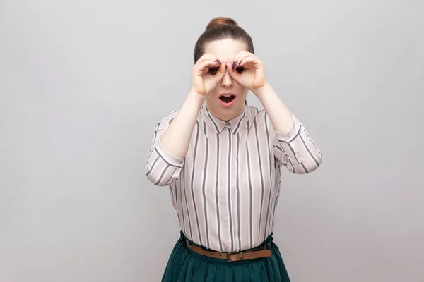 Retrato Divertida Hermosa Mujer Joven Camisa Rayas Falda Verde Con — Foto de Stock