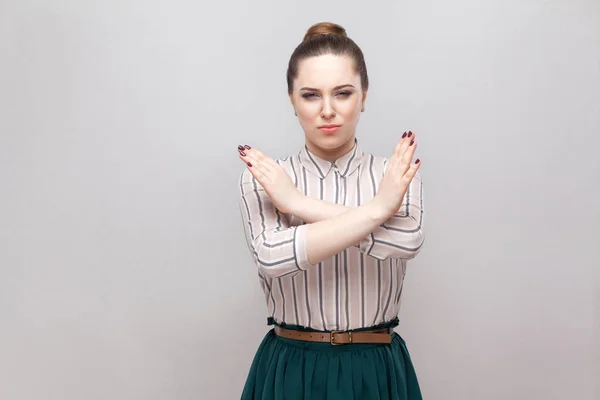 Porträt Einer Ernsten Frau Gestreiftem Hemd Und Grünem Rock Und — Stockfoto