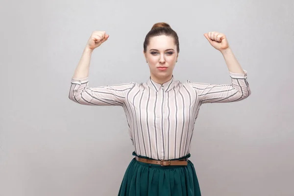 Retrato Mulher Orgulhosa Camisa Listrada Saia Verde Com Penteado Banimento — Fotografia de Stock