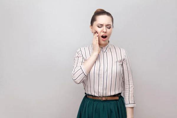 Retrato Mulher Camisa Listrada Saia Verde Com Penteado Banimento Coletado — Fotografia de Stock