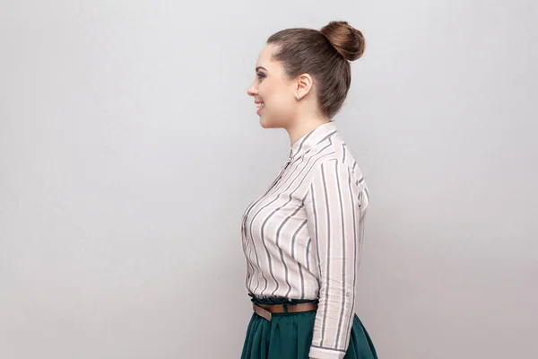 Zijaanzicht Van Gelukkige Vrouw Gestreepte Shirt Groene Rok Met Verzamelde — Stockfoto