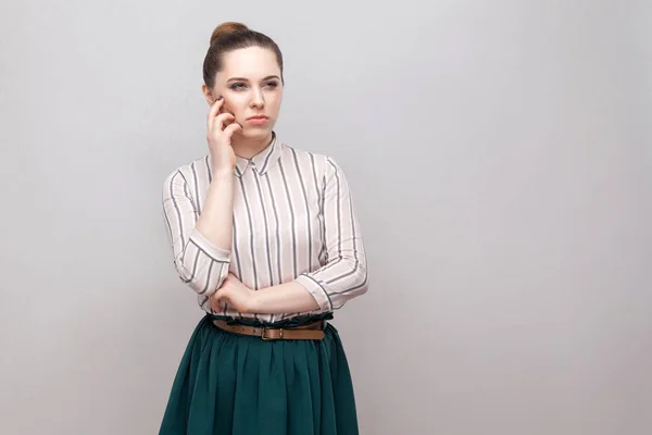 Mujer Confusa Camisa Rayas Falda Verde Con Maquillaje Recogido Peinado — Foto de Stock