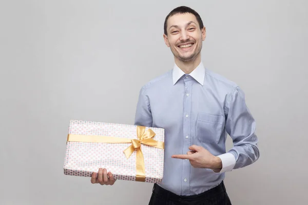 Retrato Homem Moderno Alegre Camisa Azul Apontando Dedo Para Apresentar — Fotografia de Stock