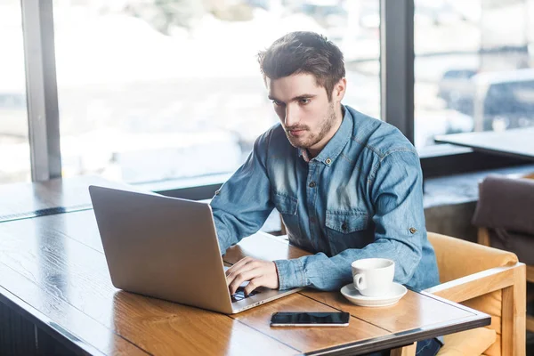 Porträtt Framgångsrik Allvarliga Skäggiga Affärsman Arbetar Datorn Medan Sitter Café — Stockfoto