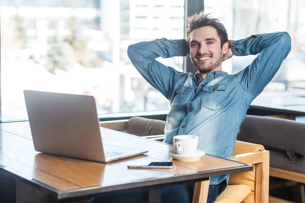 Porträtt Stilig Framgångsrik Skäggiga Frilansare Blå Jeans Skjorta Sitter Café — Stockfoto