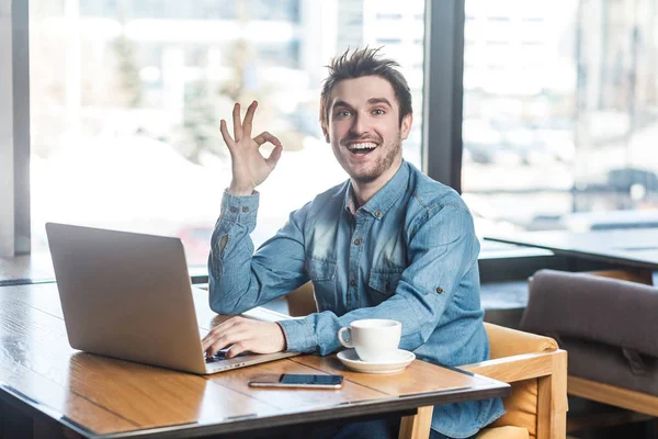 Portret Van Knappe Positieve Bebaarde Freelancer Spijkerbroek Shirt Zitten Cafe — Stockfoto