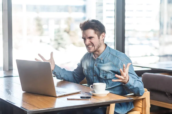 Aggressiver Unglücklicher Junger Geschäftsmann Blauem Jeanshemd Der Café Sitzt Und — Stockfoto