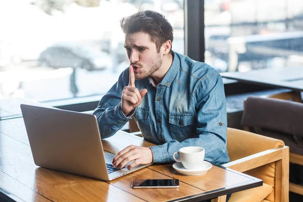 Porträtt Stilig Svår Skäggiga Frilansare Blå Jeans Skjorta Lutande Finger — Stockfoto