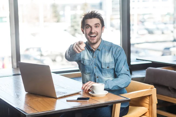 Porträtt Glada Positiva Skäggiga Frilansare Blå Jeans Skjorta Med Toothy — Stockfoto