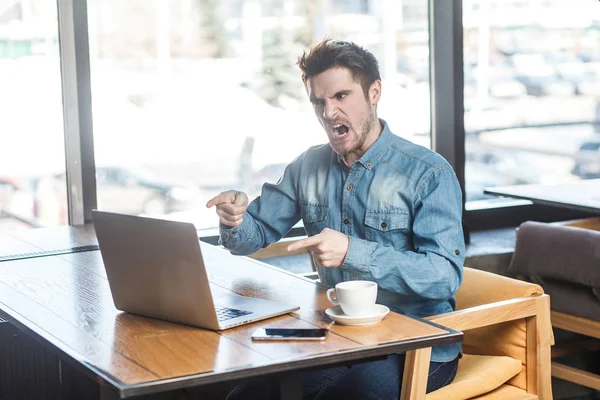 Wütend Verärgert Bärtigen Jungen Big Boss Blue Jeans Hemd Sitzt — Stockfoto