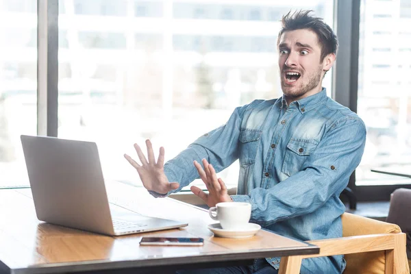 Портрет Напуганного Бизнесмена Синих Джинсах Сидящего Кафе Кричащего Ноутбук Поднятыми — стоковое фото