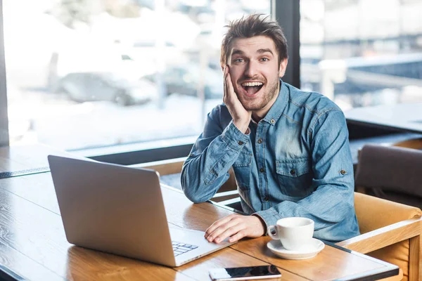 Porträtt Glad Toothy Leende Frilansare Blå Jeans Skjorta Sitter Kafé — Stockfoto