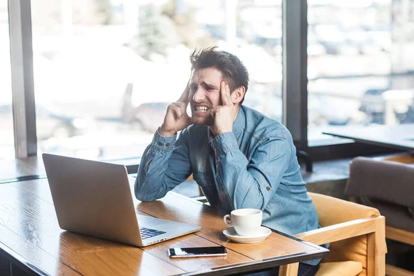 Porträtt Tankeväckande Skäggig Ung Frilansare Blå Jeans Skjorta Sittande Med — Stockfoto