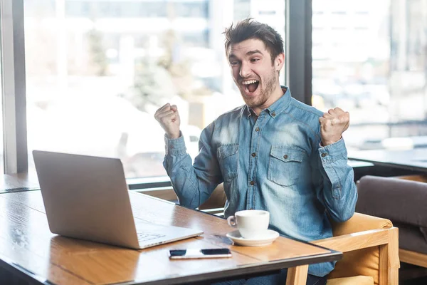 Porträtt Förvånad Nöjd Skäggig Ung Frilansare Blå Jeans Skjorta Sitter — Stockfoto