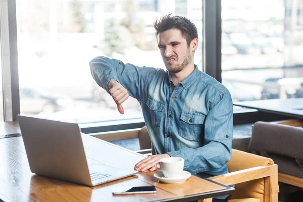 Potret Freelancer Berjenggot Negatif Dalam Celana Jeans Biru Duduk Kafe — Stok Foto