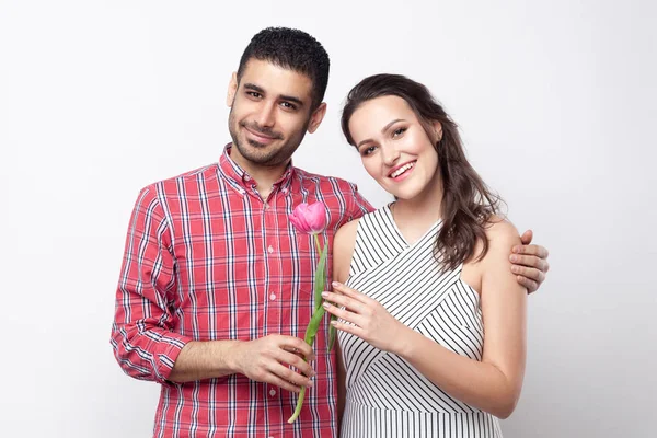 Gelukkige Lachende Paar Met Tulip Bloem Knuffelen Camera Grijze Achtergrond — Stockfoto