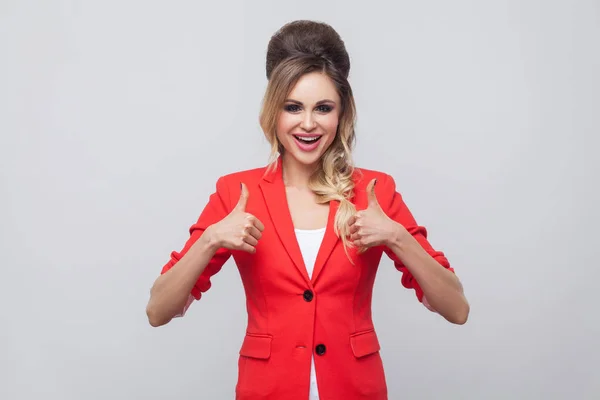 Retrato Bela Senhora Negócios Com Penteado Maquiagem Blazer Fantasia Vermelha — Fotografia de Stock