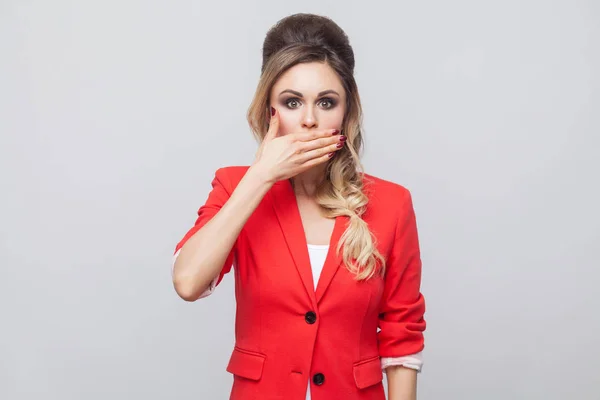 Retrato Impactada Hermosa Dama Negocios Con Peinado Maquillaje Chaqueta Fantasía — Foto de Stock