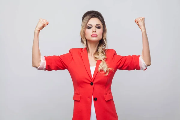 Retrato Orgullosa Dama Negocios Hermosa Con Peinado Maquillaje Blazer Lujo — Foto de Stock