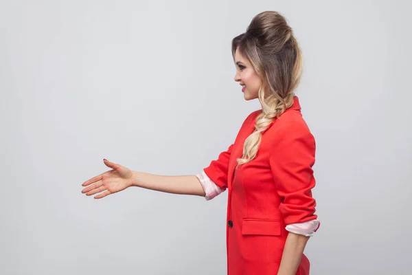 Seitenansicht Der Glücklichen Schönen Geschäftsfrau Mit Frisur Und Make Rotem — Stockfoto