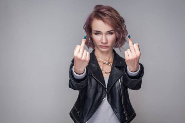 Kısa pembe saç ve makyaj ayakta ve kameraya orta parmak gösterilen süre seyir siyah deri ceketli ile agresif kadın portresi 